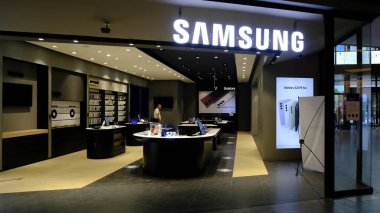 Mağazada duran teknolojik ürünler, bilgisayar akıllı saat