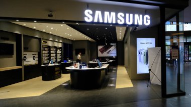 Mağazada duran teknolojik ürünler, bilgisayar akıllı saat