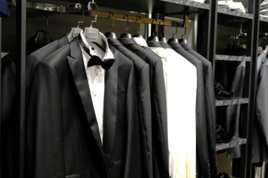 Mağazada erkek takımı ve kravatı var. 