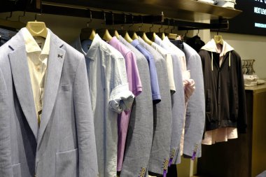 Mağazada erkek takımı ve kravatı var. 