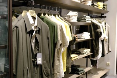 Mağazada erkek takımı ve kravatı var. 