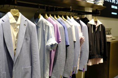 Mağazada erkek takımı ve kravatı var. 