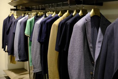 Mağazada erkek takımı ve kravatı var. 