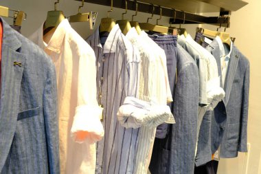 Mağazada erkek takımı ve kravatı var. 