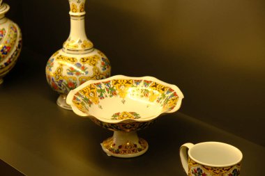 Çantalar, tabaklar mağazadaki rafta duruyor.