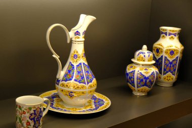 Çantalar, tabaklar mağazadaki rafta duruyor.