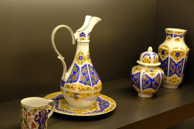 Çantalar, tabaklar mağazadaki rafta duruyor.