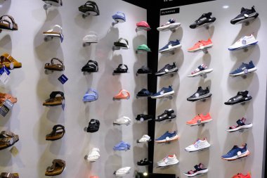 Ayakkabılar mağazadaki rafta.