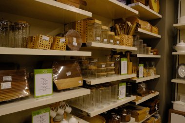 Mağazadaki rafta duran ev eşyaları