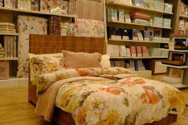 Mağazadaki rafta duran ev eşyaları