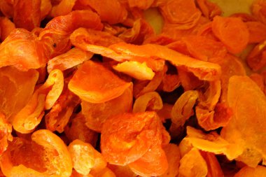 Mağazadaki lezzetli kurutulmuş meyveler.