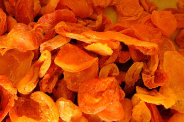 Mağazadaki lezzetli kurutulmuş meyveler.