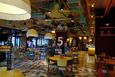 şık restoran dekorasyonu ve özçekim noktaları.