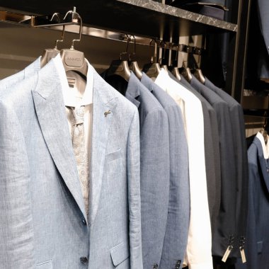 Mağazada erkek takımı ve kravatı var. 