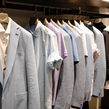 Mağazada erkek takımı ve kravatı var. 