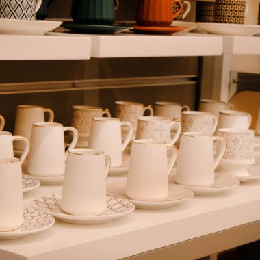 Mağazadaki rafta duran ev eşyaları