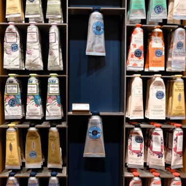 bakım ürünleri mağazadaki rafta duruyor.