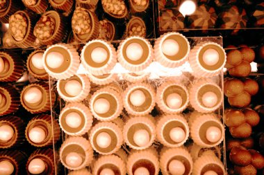 bir sürü değişik çikolatalı pralin