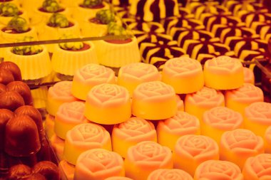 bir sürü değişik çikolatalı pralin