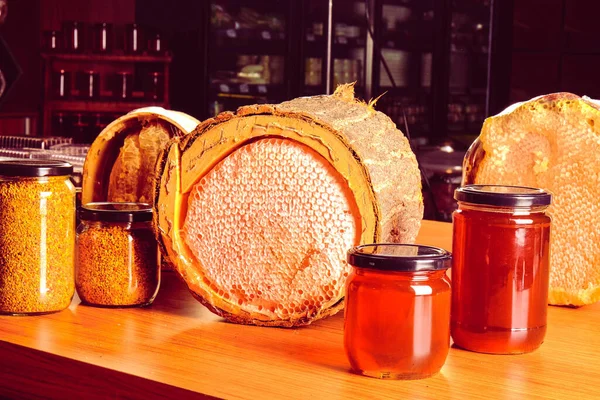 식탁에 맛있는 꿀송이와 — 스톡 사진