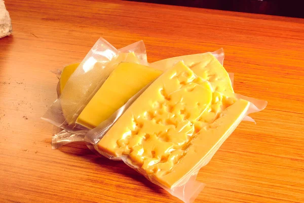 Finom Sajt Vagy Cheddar Fajták Állnak Asztalon — Stock Fotó