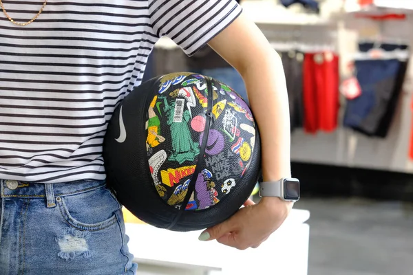 Vrouw Houdt Een Basketbal Winkel — Stockfoto