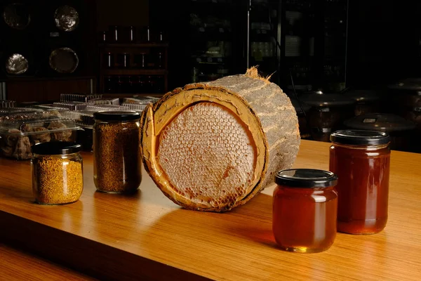 Νόστιμο Κηρήθρα Και Μέλι Στο Τραπέζι — Φωτογραφία Αρχείου