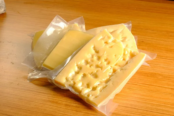 Finom Sajt Vagy Cheddar Fajták Állnak Asztalon — Stock Fotó