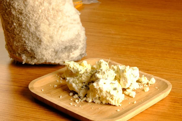 Köstliche Käsesorten Oder Cheddar Auf Dem Tisch — Stockfoto