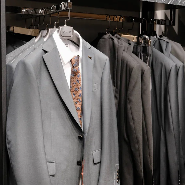 店内の男のスーツとネクタイ — ストック写真