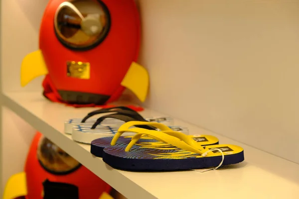 Обувь Детской Обуви Полке Магазине — стоковое фото