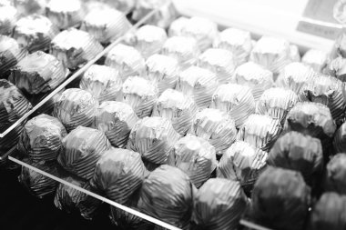 bir sürü değişik çikolatalı pralin