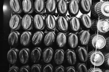 bir sürü değişik çikolatalı pralin