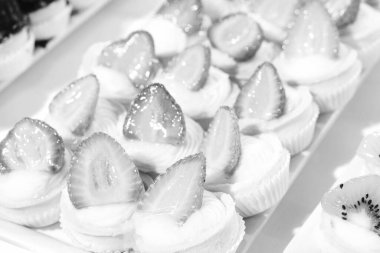 Çikolata soslu ekler, lezzetli küçük çikolatalı pasta, ekler pastası.