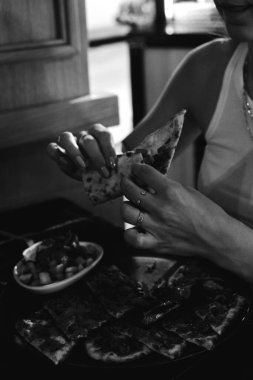 Farklı dolgulu Türk pizzası..