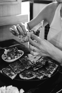 Farklı dolgulu Türk pizzası..