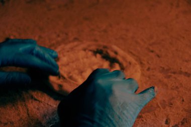 Türk pizzası veya lahmacun yapmak - Akdeniz ülkelerinde fast food ve popüler sokak yemekleri. 