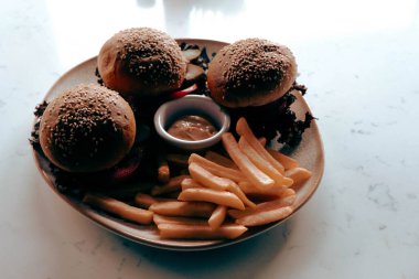 Taze sebzeli ev yapımı hamburger.