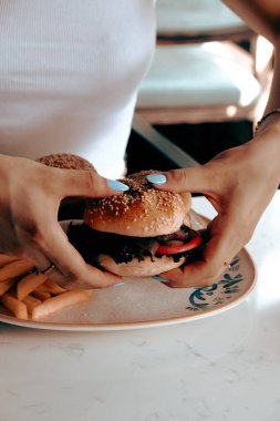 Izgara et, sebze ve sos ile nefis bir burger. Fast food ve abur cubur kavramı.