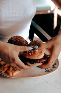 Izgara et, sebze ve sos ile nefis bir burger. Fast food ve abur cubur kavramı.
