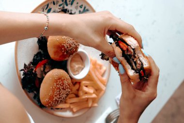 Izgara et, sebze ve sos ile nefis bir burger. Fast food ve abur cubur kavramı.