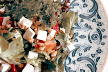 Taze lezzetli salata kasesi.