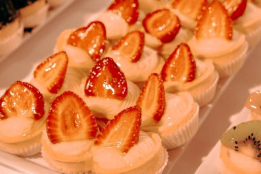 Çikolata soslu ekler, lezzetli küçük çikolatalı pasta, ekler pastası.