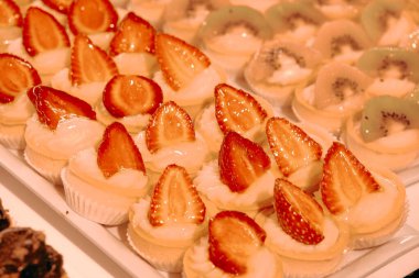 Çikolata soslu ekler, lezzetli küçük çikolatalı pasta, ekler pastası.