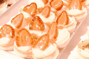 Çikolata soslu ekler, lezzetli küçük çikolatalı pasta, ekler pastası.