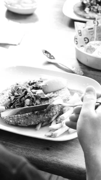 Delicioso Schnitzel Servido Com Batatas Fritas — Fotografia de Stock