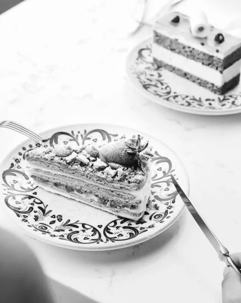 Tafel Mit Leckerem Kuchen Auf Dem Tisch — Stockfoto