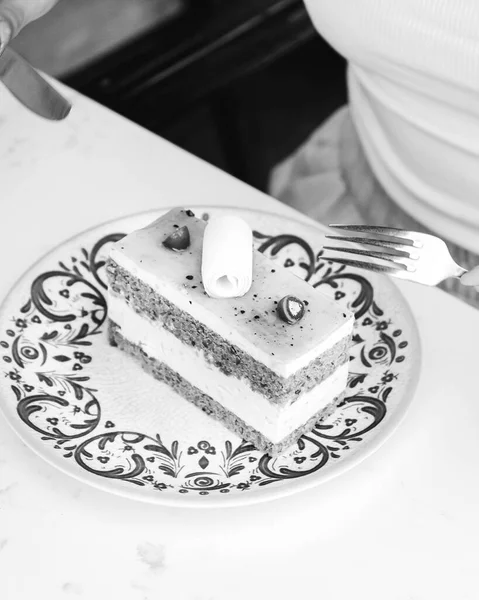 テーブルの上においしいケーキとボード — ストック写真