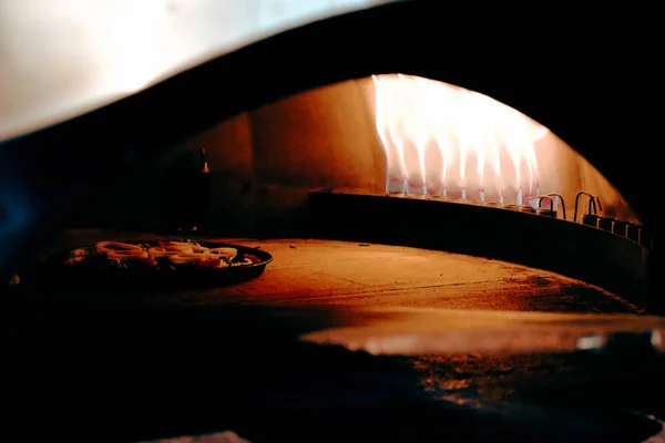 Eine Türkische Pizza Oder Lahmacun Zubereiten Fast Food Und Beliebtes — Stockfoto
