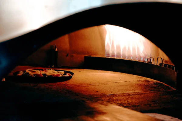 Pizzabäcker Legte Soße Großküche Auf Sockel — Stockfoto